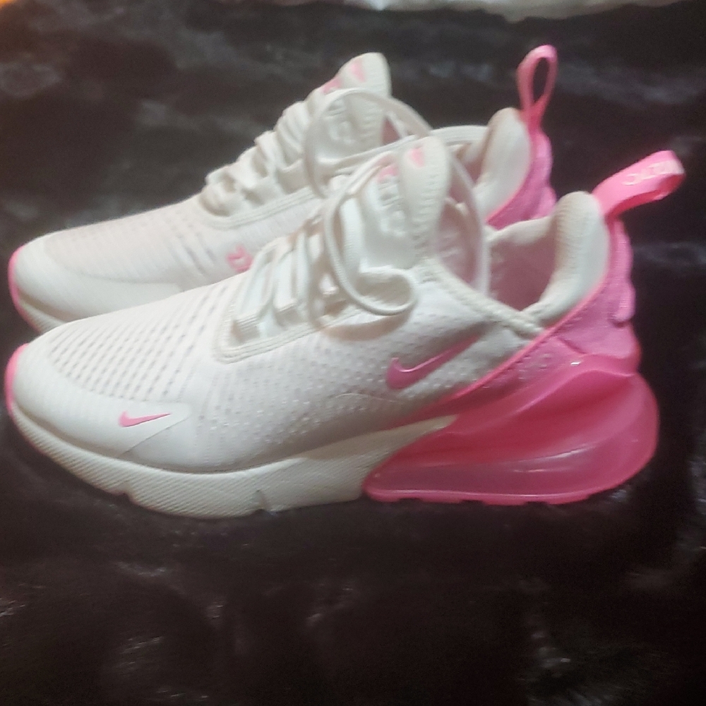 NIKE AIR MAX 270 CASUAL SNEAKERS IN WHITE WITH PINK SPELL ACCENTS: SIZE:5.5 US